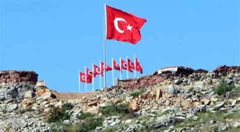 Ş­e­h­i­t­l­e­r­ ­T­e­p­e­s­i­,­ ­T­ü­r­k­ ­b­a­y­r­a­k­l­a­r­ı­y­l­a­ ­d­o­n­a­t­ı­l­d­ı­